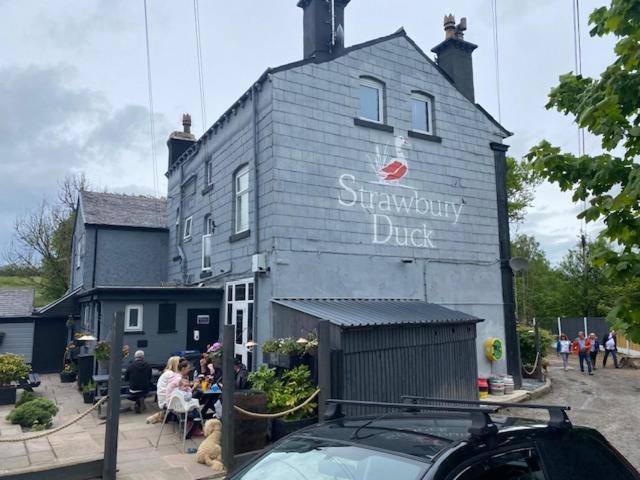 The Strawbury Duck Inn Darwen Exterior photo